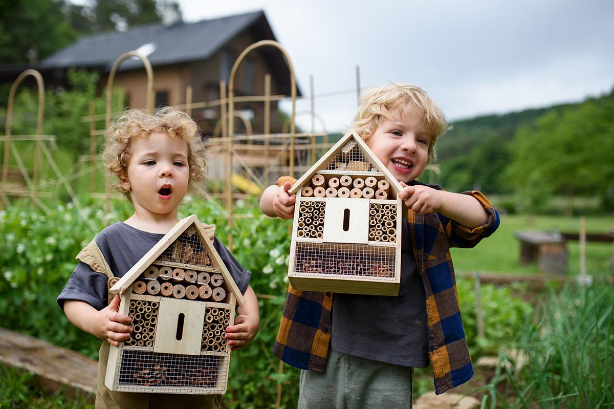 Kinder mit Insektenhotels