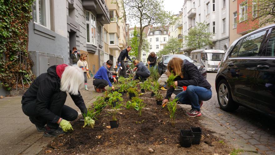 Die Anwohnerinitiative beim Bepflanzen des Grünstreifens