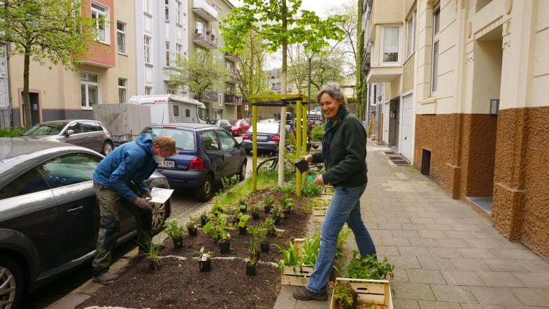 Mitglieder der Initiative Platzgrün helfen beim Pflanzen