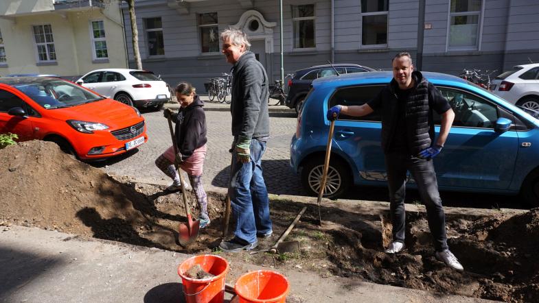 Anwohner beim Umgraben eines Grünstreifens