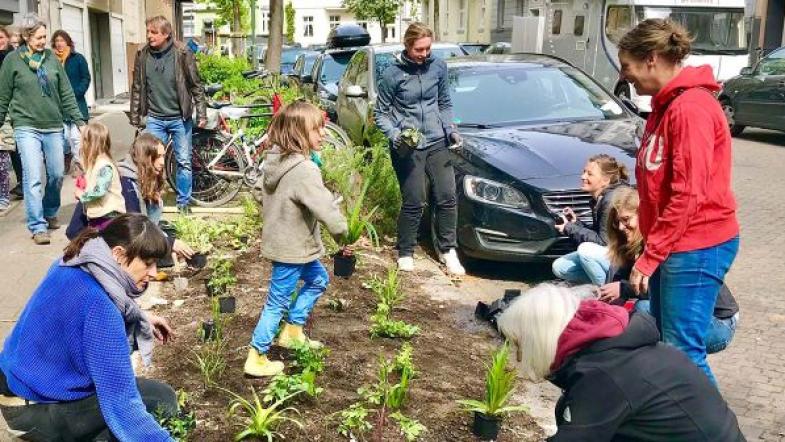 Anwohnerinitiative beim Bepflanzen eines Grünstreifens