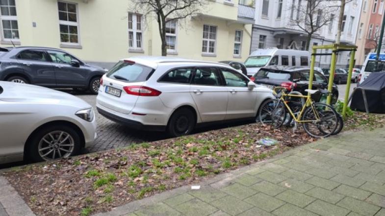 Trostlose Grünflächen im Wohngebiet