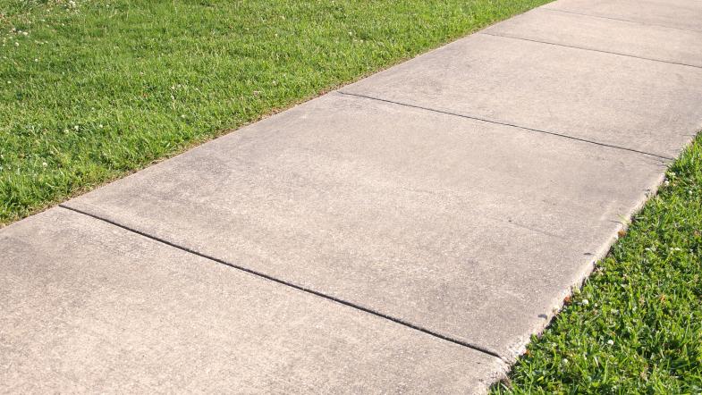 Rasenflächen, die in Fahrspurbreite mit Bodenplatten ausgelegt sind, bieten sich als Garagenzufahrt und als Stellplatz an. Sie bieten eine sehr gute Flächenversickerung des Niederschlagswassers. 